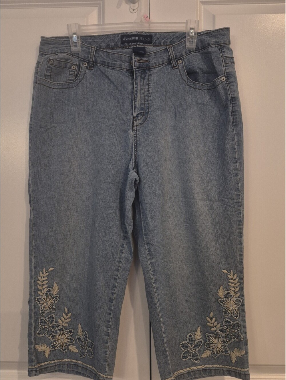 Womens cropped capri denim with embroidery  size14 length 32 brand avenue jeans